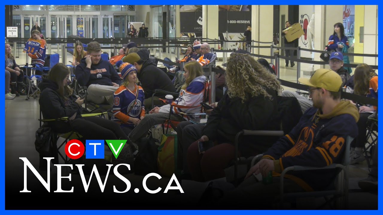 Oilers signing autographs at West Edmonton Mall