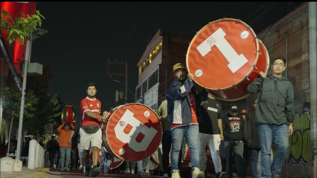 LBR toluca -Bombos gigantes  - R26 🎺🥁 🇵🇪 . #toluca #tolucafc #tolucalabella #diablosrojosdeltoluca 