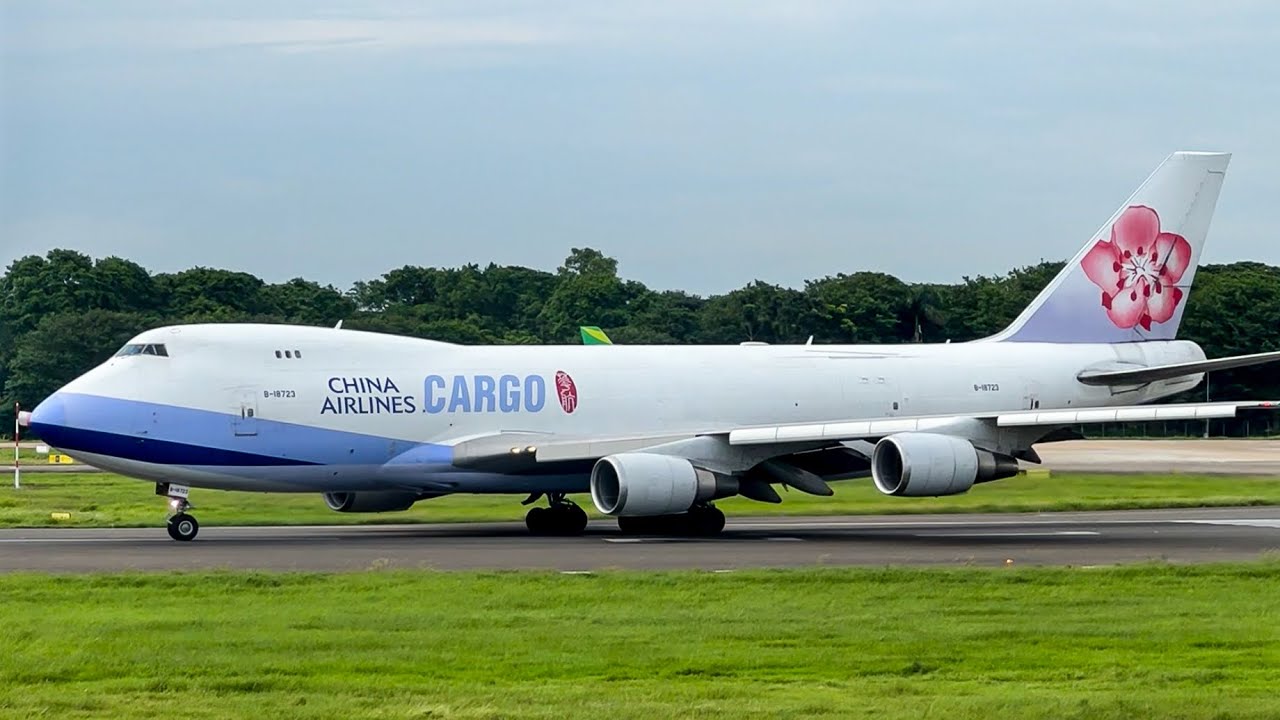 🇮🇩 PLANE SPOTTING AT JAKARTA SOEKARNO-HATTA AIRPORT! Boeing 747 Cargo, Airbus A330neo, Airbus A320!