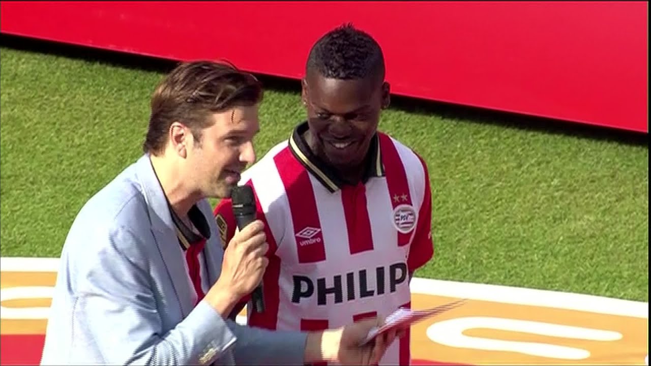 Nicolas Isimat-Mirin kan het niet laten en zingt weer eens zijn hit