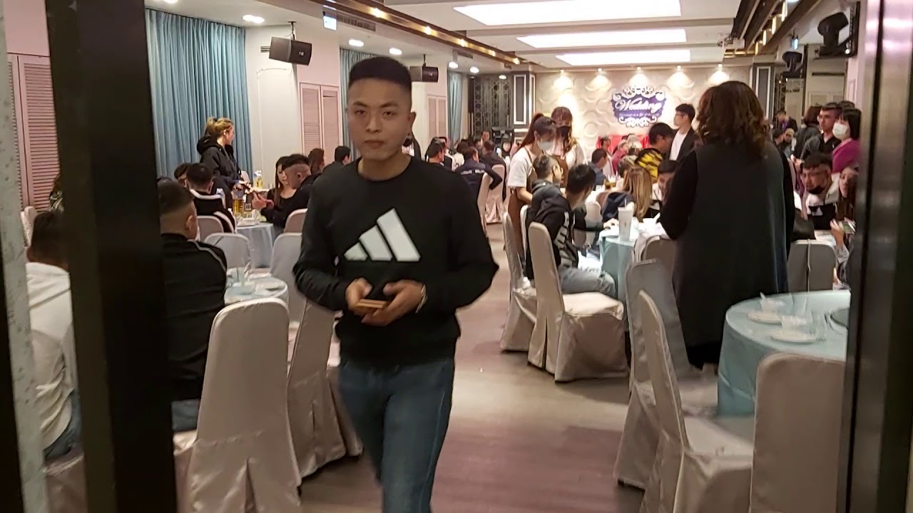 至尊集團年終尾牙餐會， 有錢途公司尾牙餐會 席開60桌地點：鳳山全美宴會餐廳110年1月17日晚上6點36分 董事長 洪菁懋 邀請中南莊園咖啡現場手沖《迎賓咖啡》增添寒冷氣候溫暖氛圍