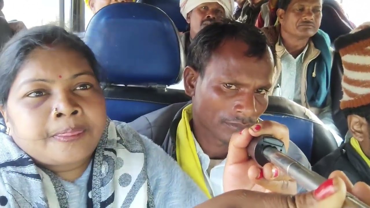 छुही कवर्धा छत्तीसगढ़ सम्मेलन में जाते समय साथियों के साथ गाड़ी में गीत गाते हुए। जोहार।