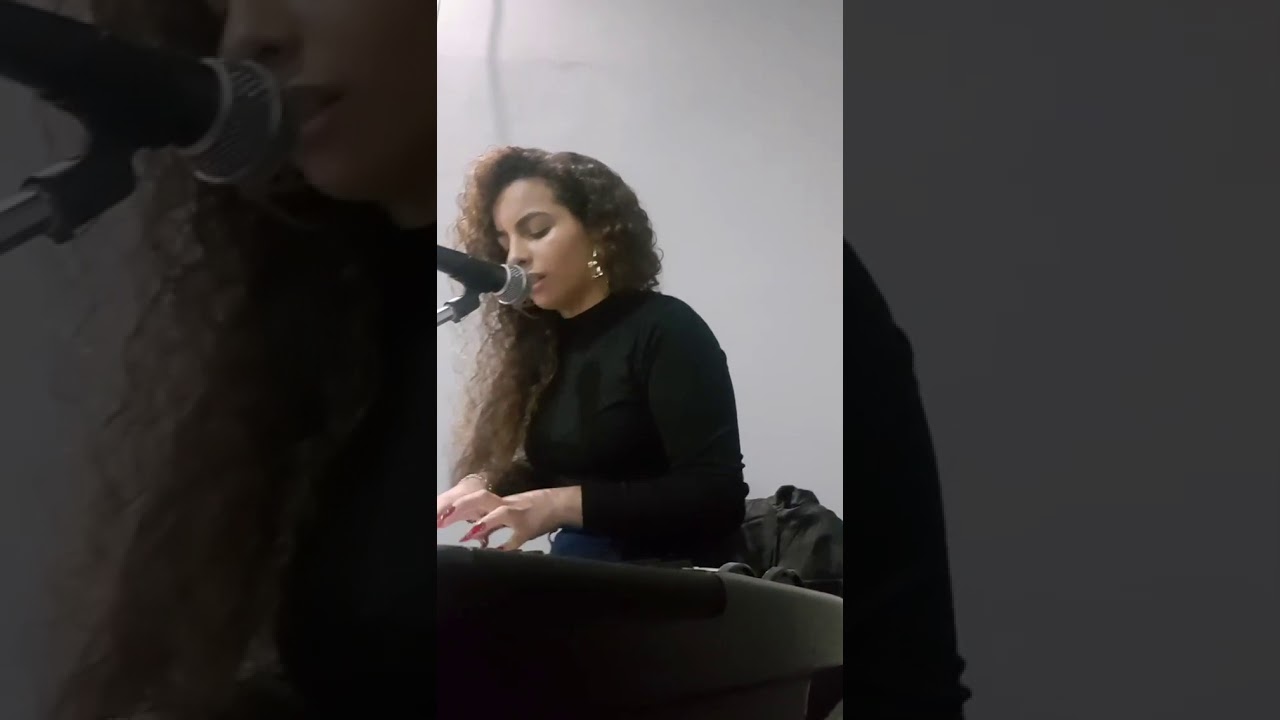 Menina cigana cantando para deus bruna