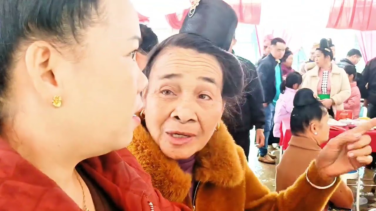 Lễ mừng thọ cụ ông,hoa lá rất vinh dự được mời đến dự.tại bản khá púng bánh 