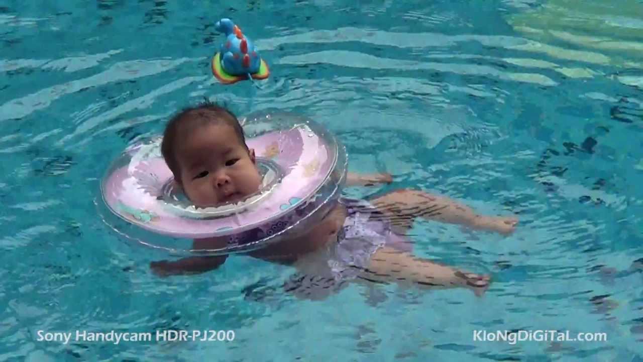 Sony Handycam HDR-PJ200 Video Test Review  : Jhao Samran Beach, Petchaburi, Thailand : Baby Swimming