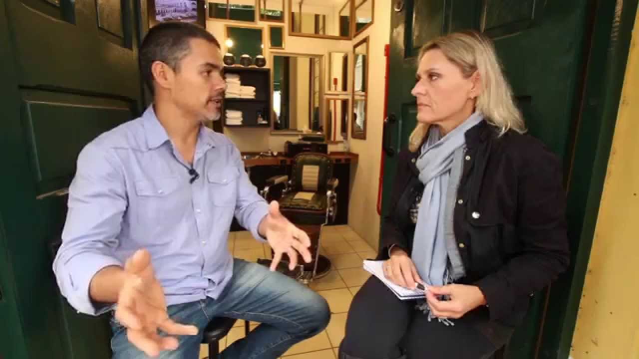 Projeto de barbearia vintage dribla pequeno espaço