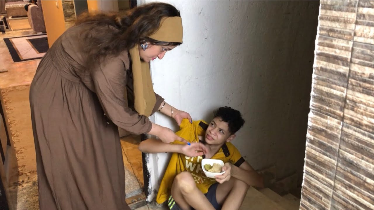 مرات الاب خلت ابن جوزها يأكل على السلم عشان عازمه أهلها شوفو رد فعل جوزها !
