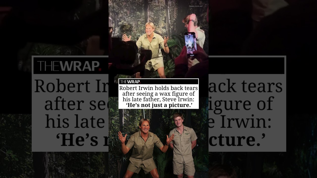Роберт Ирвин сдерживает слезы, увидев восковую фигуру своего покойного отца, Стива Ирвина.