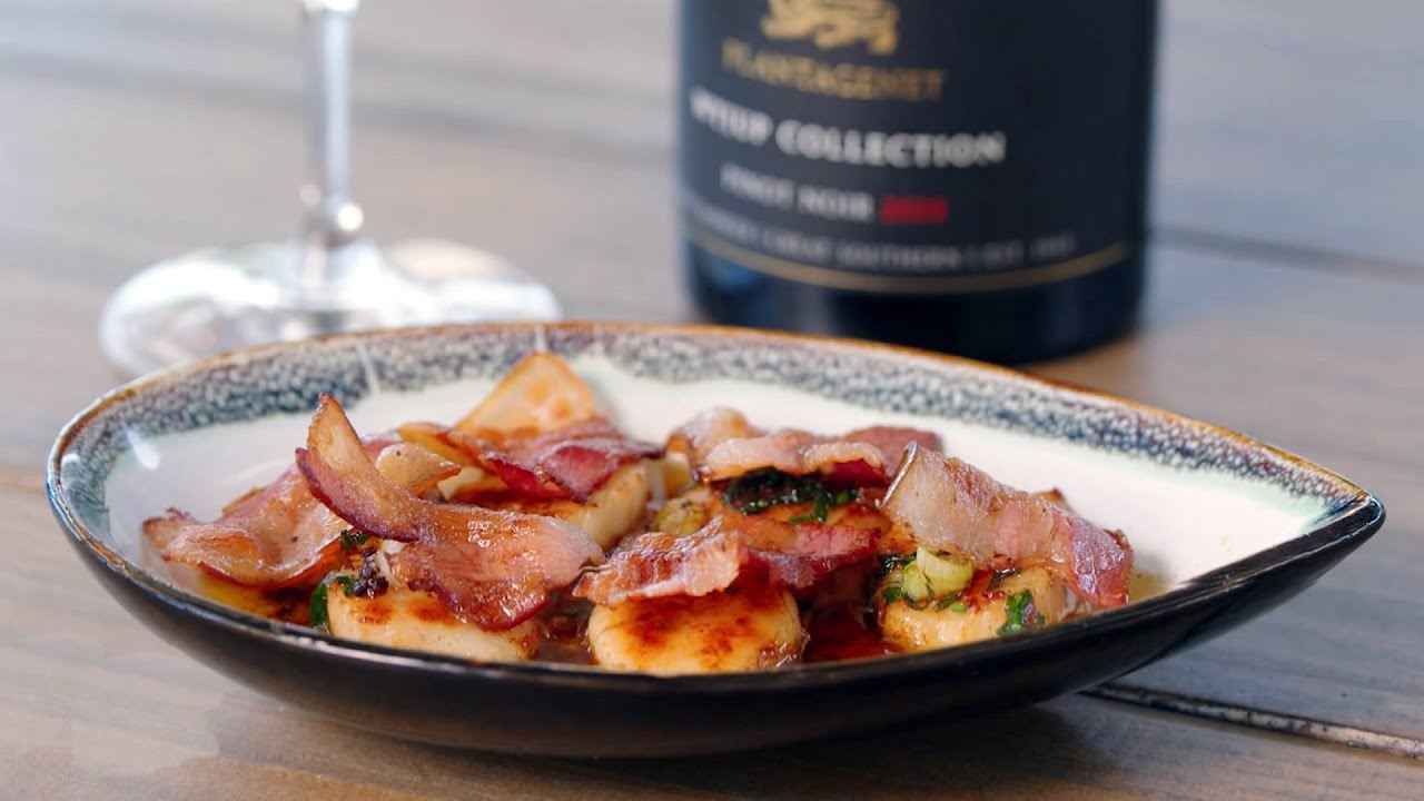 Наше государство на тарелке — запечённые гребешки с панчеттой и травяной крошкой