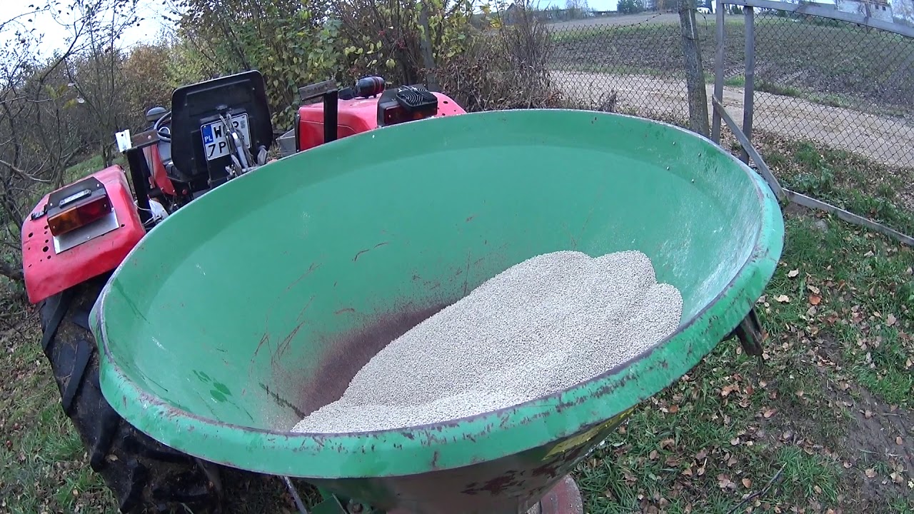 rozsiewanie wapna w sadzie mf 255 + rozsiewacz lejek