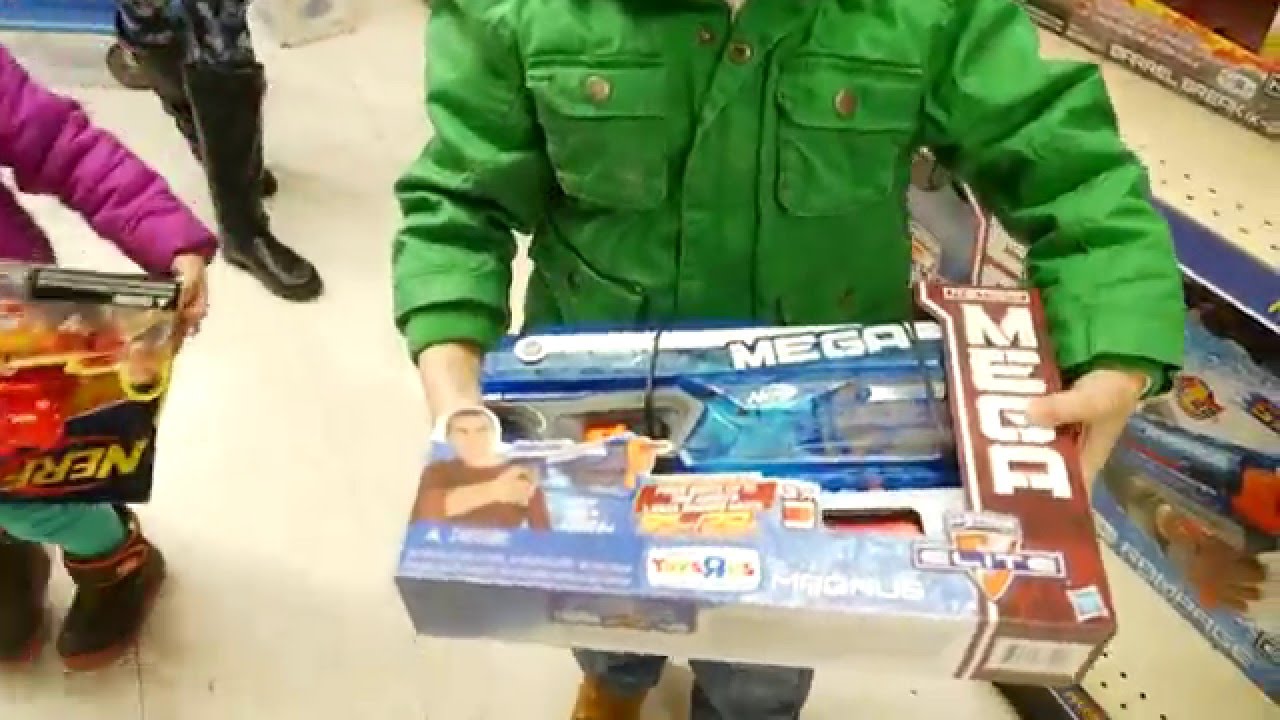 Покупаем игрушки Mega Elite NERF в детском магазине - Пистолеты для войнушки
