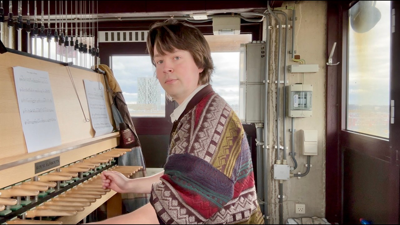 Jim Startman speelt 'Far away a voice' op het carillon