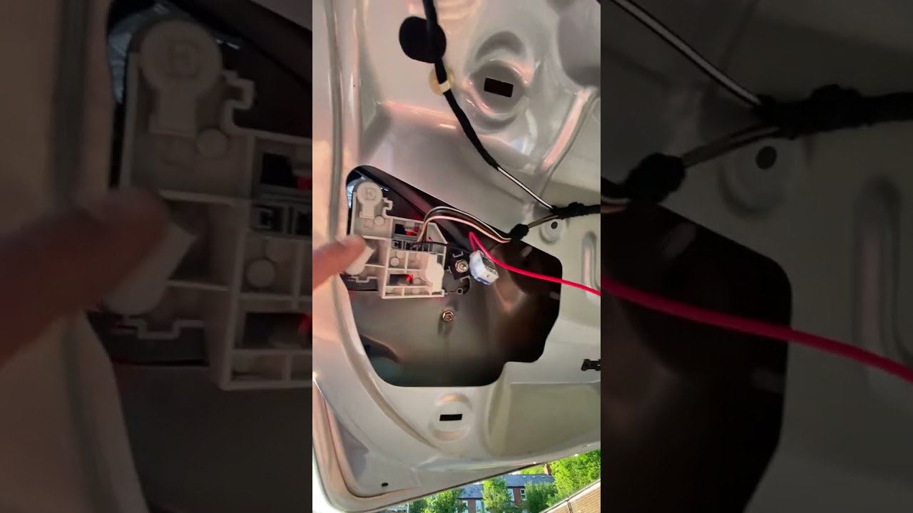 Samodzielny montaż kamery cofania: Poradnik dla Ford Mondeo MK4