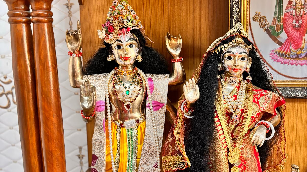 আবারও লক্ষী নারায়ণ স্নান করিয়ে নতুন পোশাক পড়ালাম। সাথে আমার ছোট্ট গোপুকেও❤️