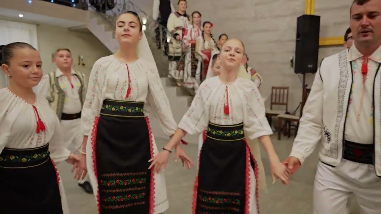 Ansamblul Folcloric Hora Moțățeiului  la 𝑩𝑨𝑳𝑼𝑳 𝑪𝑶𝑺𝑻𝑼𝑴𝑼𝑳𝑼𝑰 𝑷𝑶𝑷𝑼𝑳𝑨𝑹 𝑶𝑳𝑻𝑬𝑵𝑬𝑺𝑪, prima ediție ❗✨🎉🎼