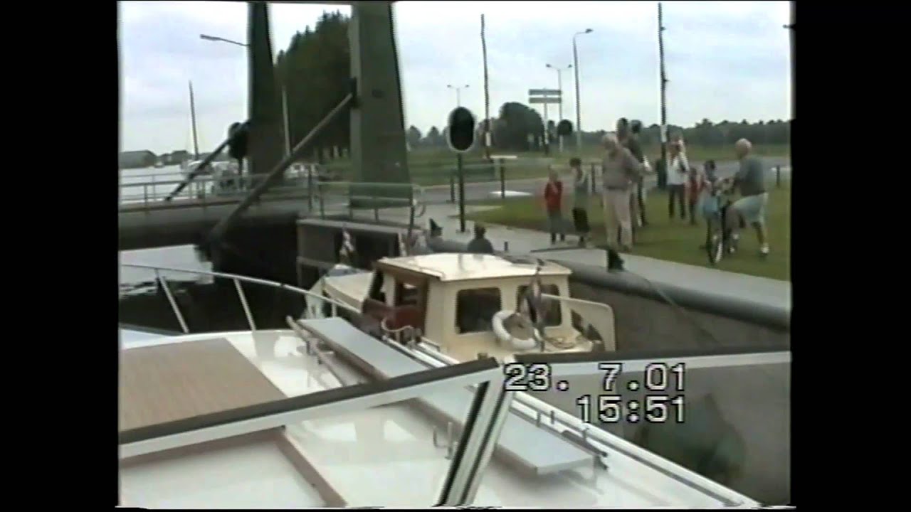 Carambolage , Crash , Unfall , Bootsunfall , unglücklicher Sturz  ins Wasser bei Schleuse