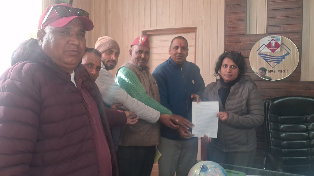 आज पूर्व प्रधानों ने पुराने सामग्री अंश के जल्द भुगतान को लेकर खण्ड विकास अधिकारी को सौंपा ज्ञापन 