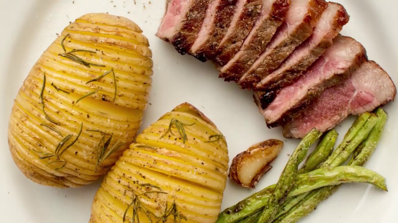 Bife de Tira Angus com Batata Hasselback e Vagens Salteadas