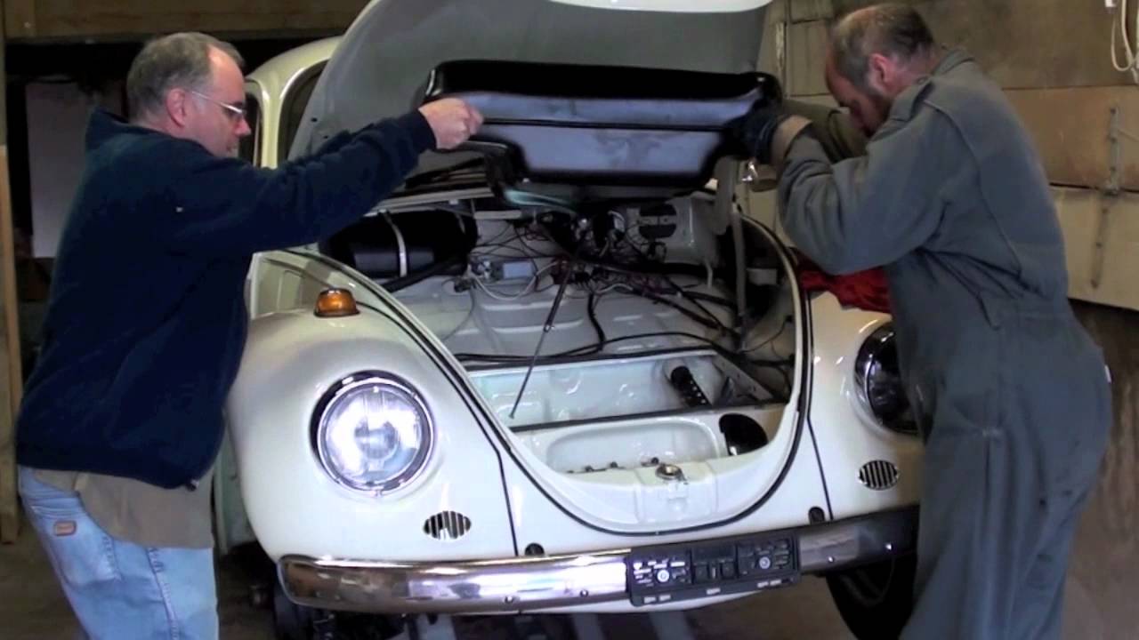 Des Käfers Benzintank wird ausgewechselt
