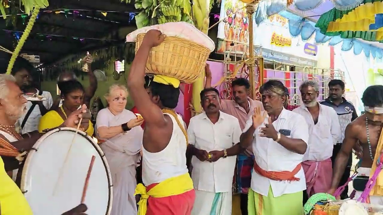முனியப்ப சாமி அருள் வந்து ஆடும்