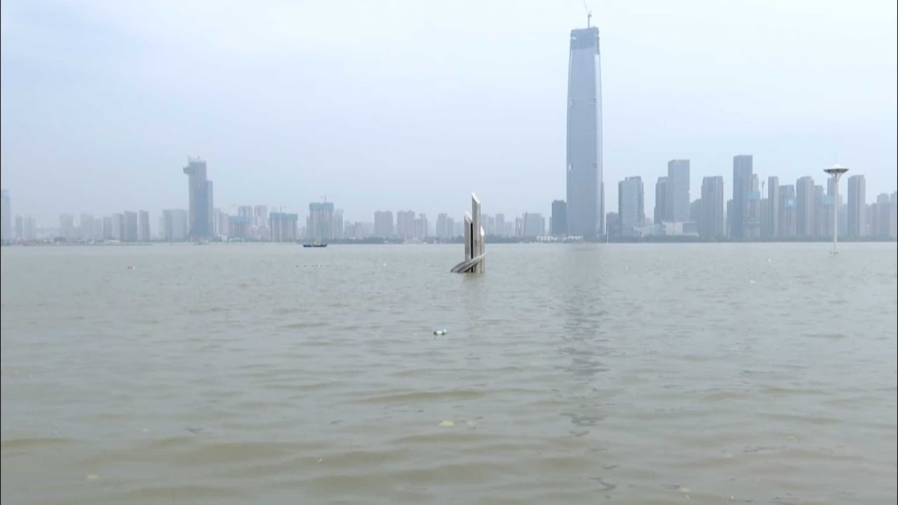 River rises to dangerous levels in Wuhan