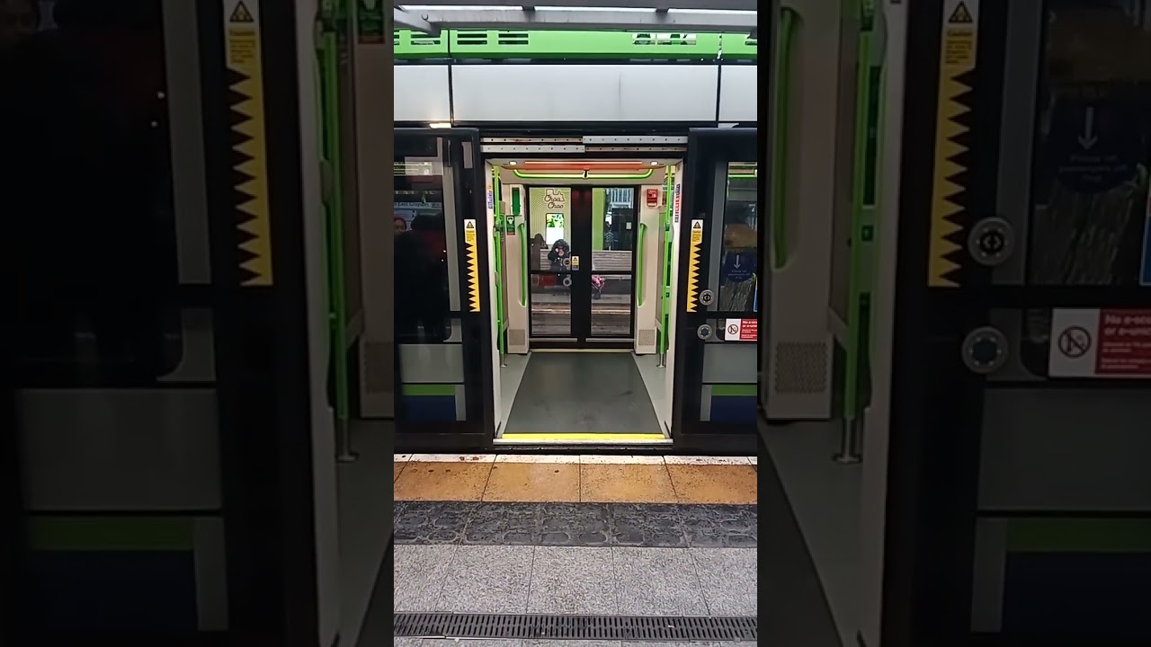 Doors Closing on Croydon Variobahn tram