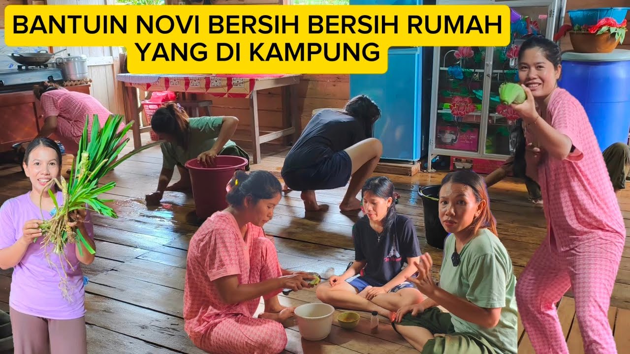 BANTUIN NOVI BERSIH BERSIH RUMAH DAN SAMBIL NGERUJAK MANGGA MUDA