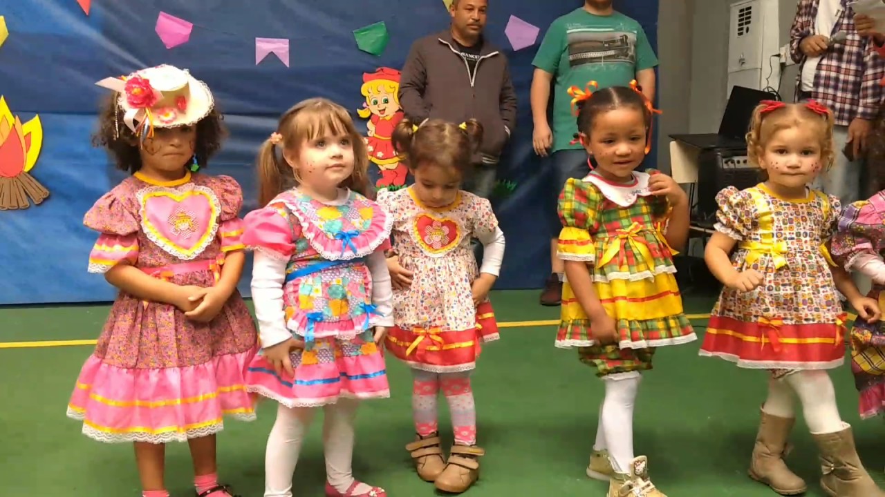 Dança típica festa junina 2017 Colégio Laura Florêncio turma mini e maternal