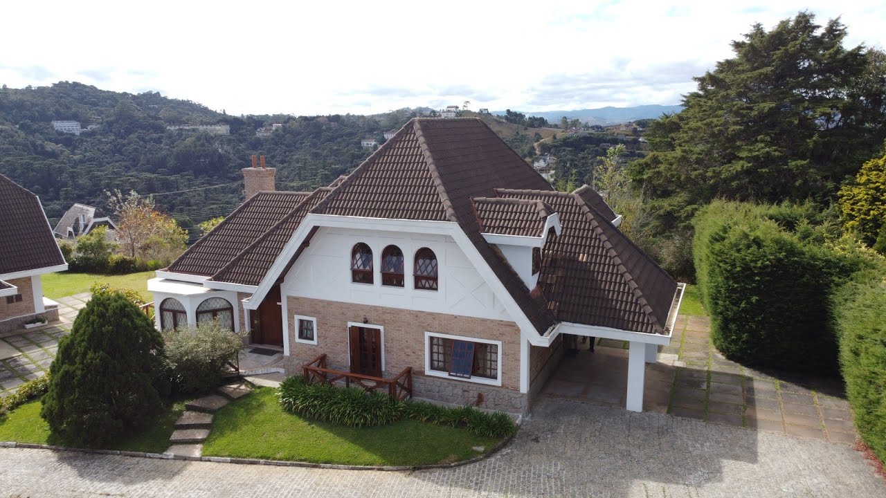 Uma Casa Aconchegante À Venda em Condomínio de Campos do Jordão! E que Vista!!! 😍