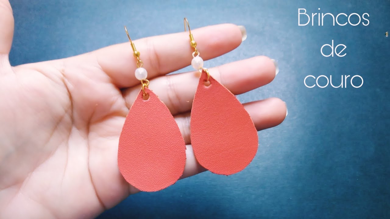 Brincos feito com couro/muito fácil de fazer.