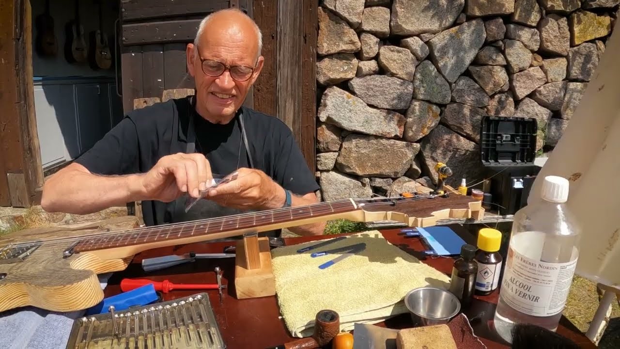 Jakob Bondo bygger en guitar af træ fra Christiansø, juni 2023