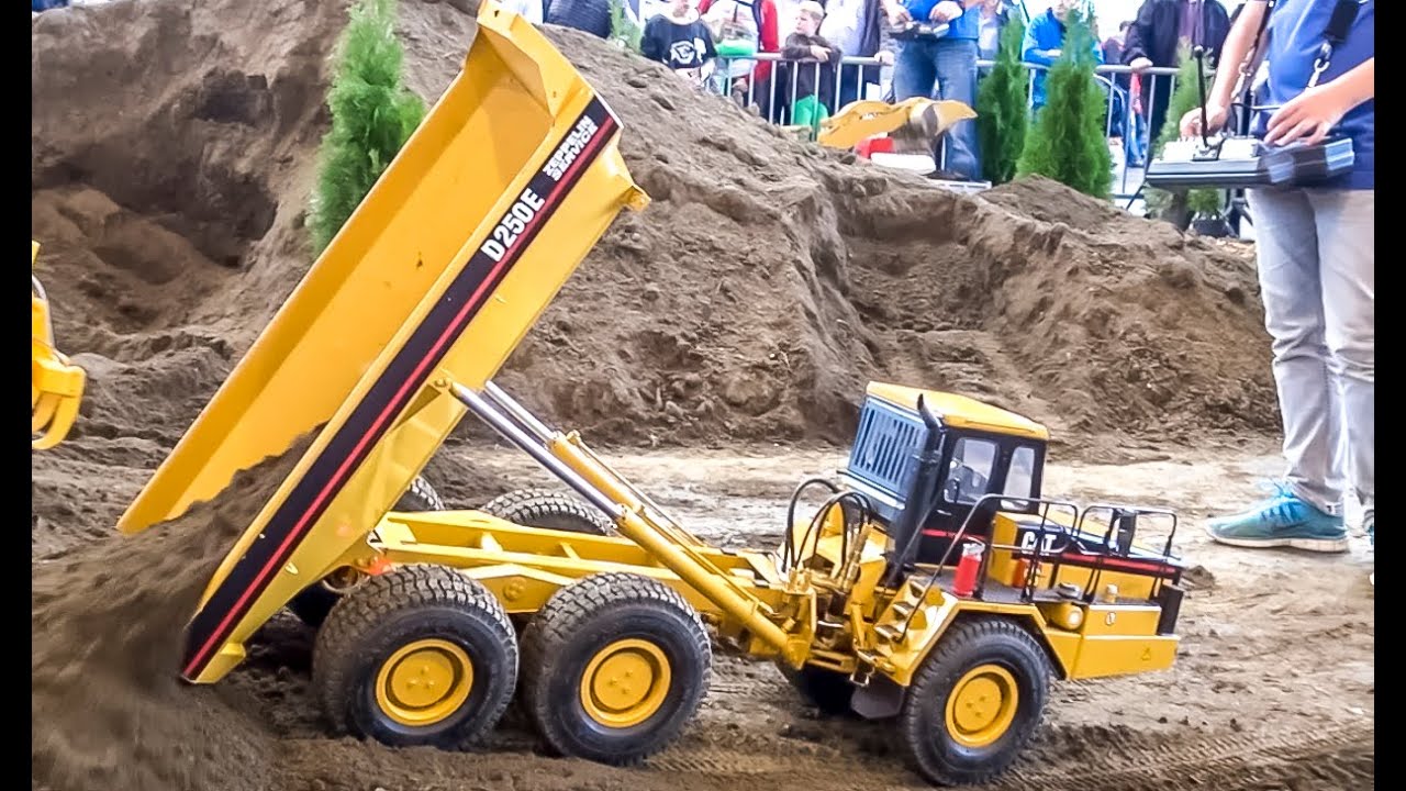 RC Cat dumper in 1:8 scale! Amazing big D250E at construction work