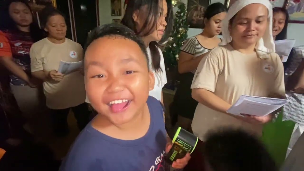 CAROLING CHRISTMAS 2025