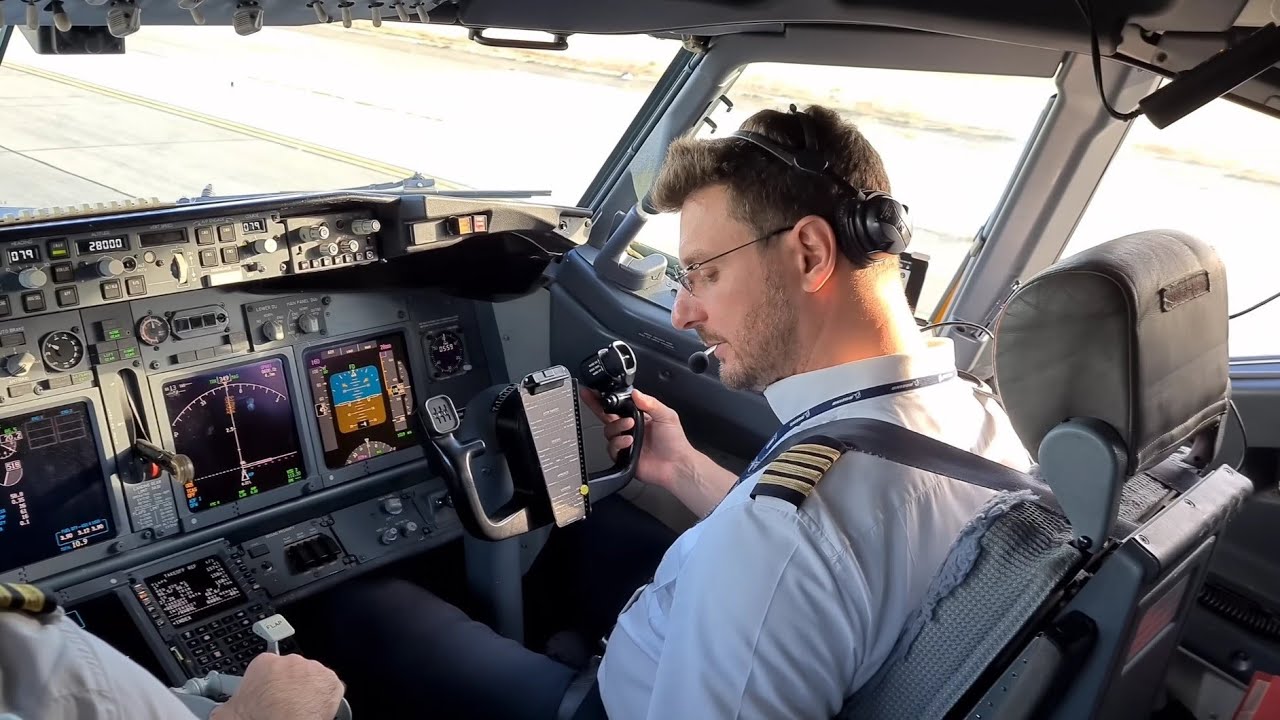 BOEING 737 Epic Landing Frankfurt Airport RWY07R | Cockpit View | Airline Pilot Life