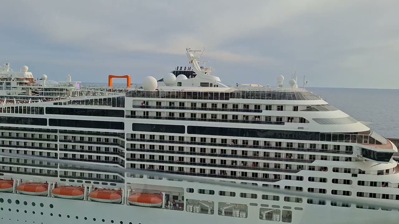 Msc Divina in partenza da Civitavecchia saluta la Costa Toscana e la Celebrity Ascent