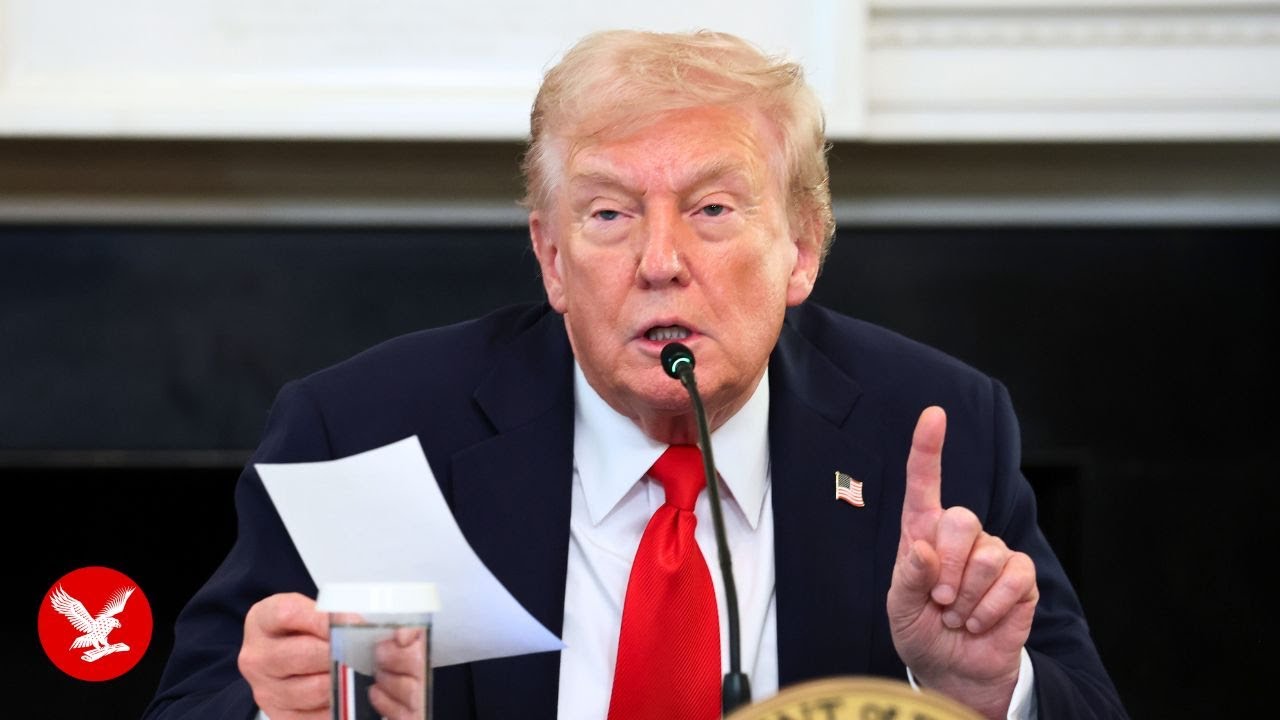 Moment Trump reads Rubio's message on Gaza peace deal