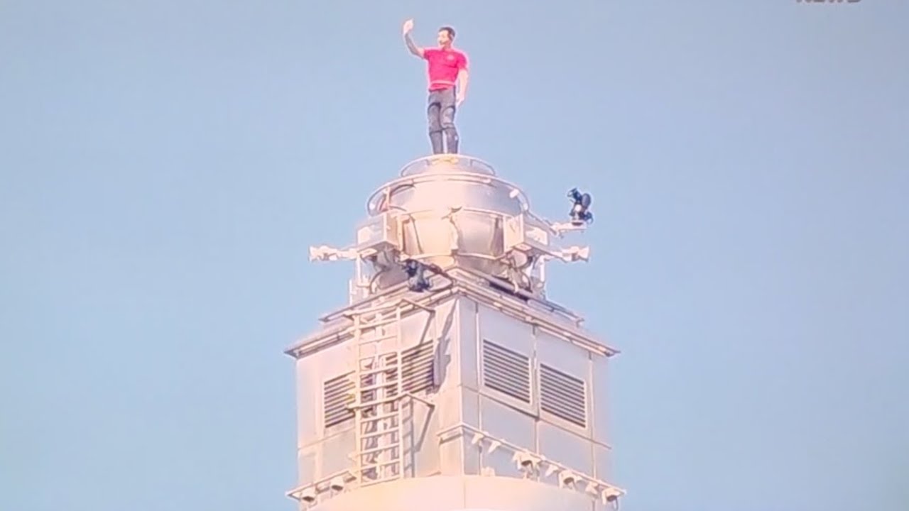 Watching TV at Kaohsiung and praying for Alex Honnold #alexhonnold #climbing #taipei101 #101 #taiwan