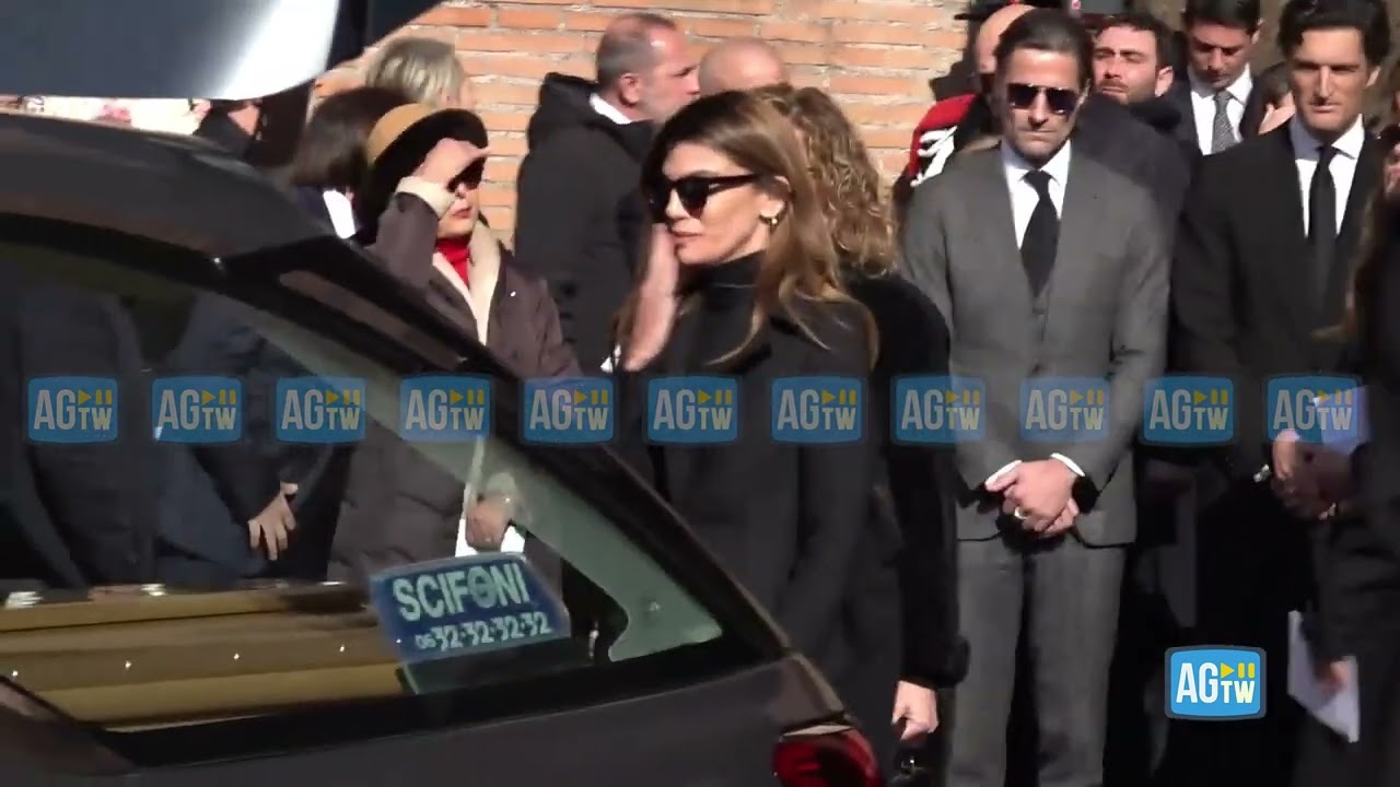 Funerali Valentino, l'uscita del feretro e l'applauso di Roma