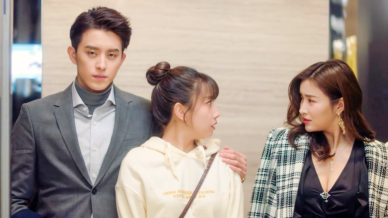 ผู้หญิงเจ้าเล่ห์ล่อลวงซีอีโอในชุดเซ็กซี่ แต่เขาคว้าซินเดอเรลล่ามาโดยอ้างว่าเธอเป็นของตัวเอง