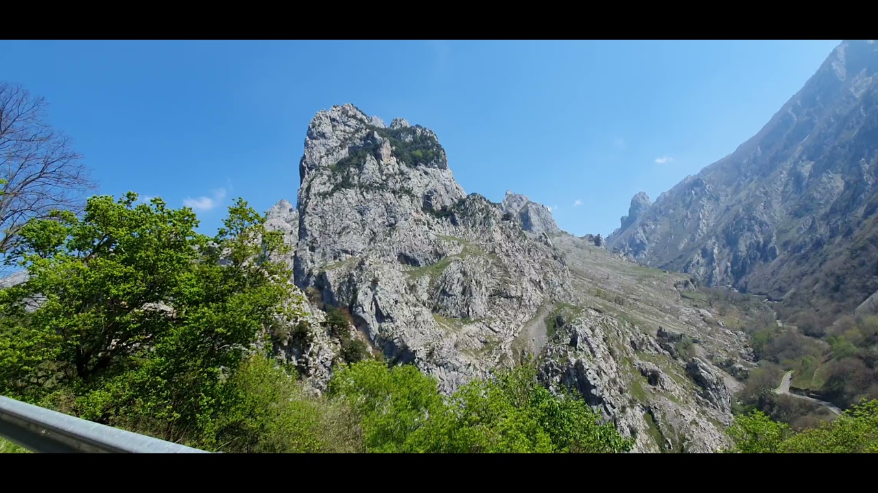 Camarmeña (Cabrales - Asturias): carretera de acceso