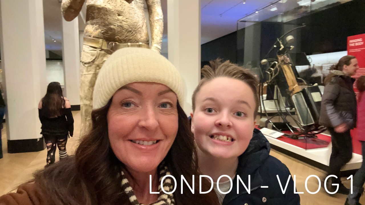 LONDON TRIP VLOG 1 - THE SCIENCE MUSEUM & THE MAYFAIR CHIPPY