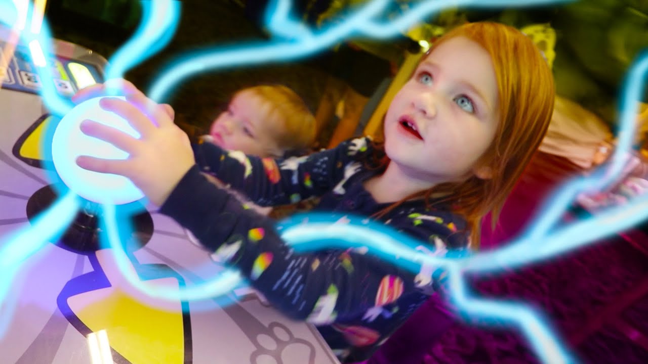 MAGiC ARCADE MACHINE!! Adley WINS tons of tickets with Baby Niko during Ultimate Family Vacation!