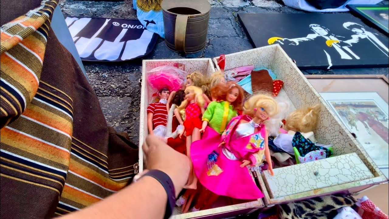 Found a box of vintage barbies at the swap meet. Encontre Baja de Vintage Barbies en el tianguis