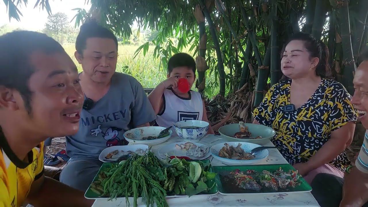 แม่กับลูกเขยช่วยกันทำเมนูแซ่บๆและกินข้าวกับครอบครัวอย่างมีความสุข