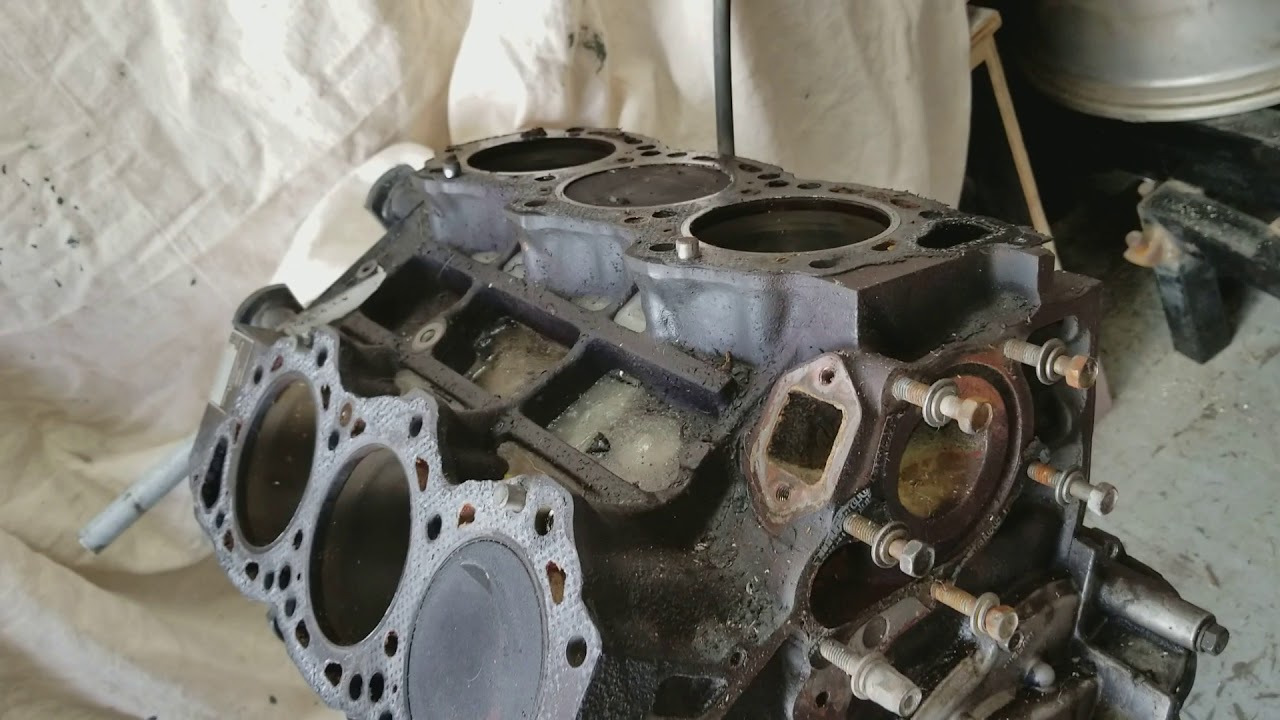 Rare Nissan VG30 large snout in a 95 D21, related to VG33 swaps