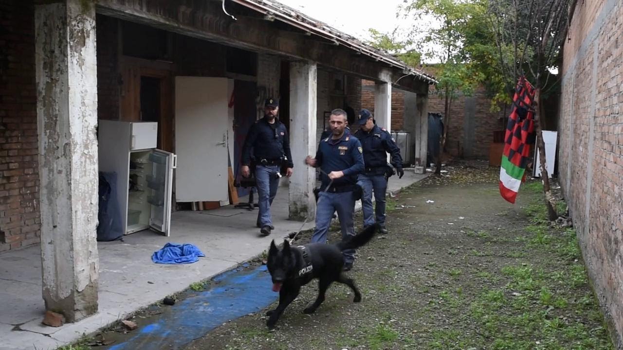 Reggio Emilia, controlli della polizia nelle ex Reggiane: trovati hascisc e marijuana
