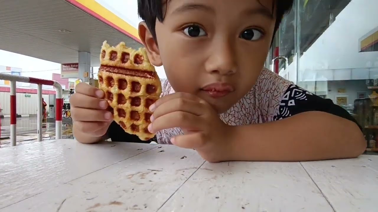 Gara-gara Hujan deras Sarapanya diPomShell😀🍔