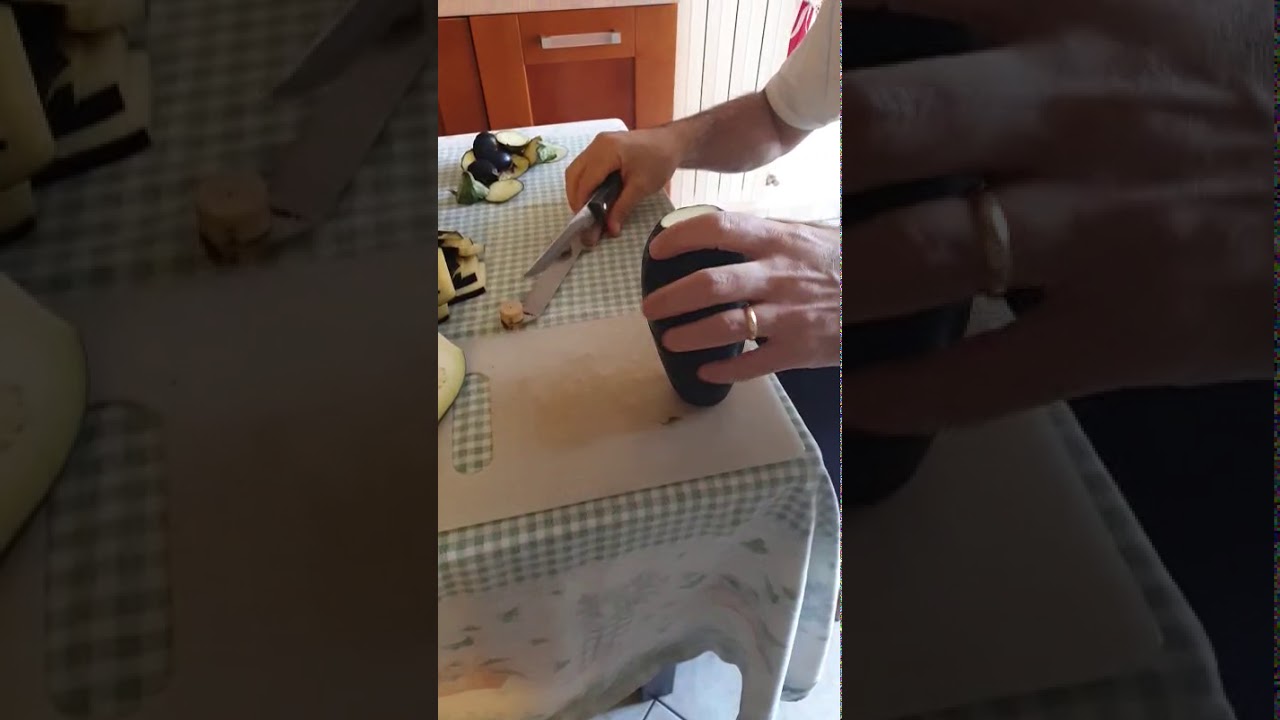 Come tagliare le melanzane a fette uguali