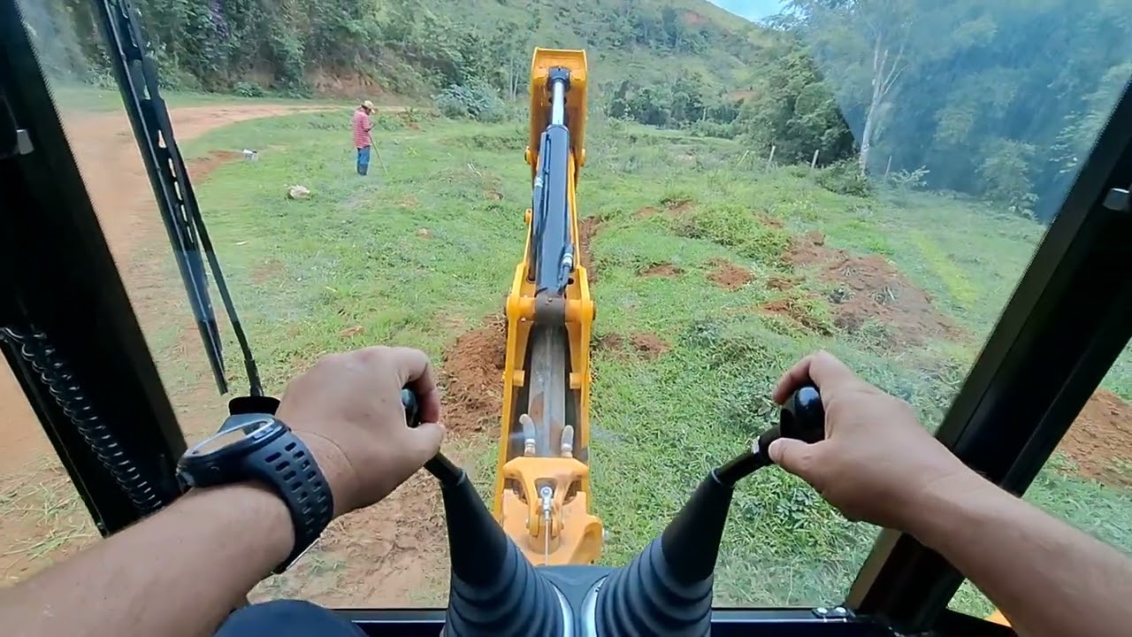 Retroescavadeira jcb 3cx,  fazendo limpeza dos cortes d'água nas estradas rurais. 🇧🇷