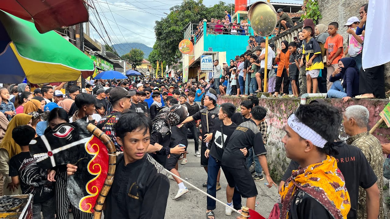 KUDA LUMPING KESURUPAN BAR BAR SAAT MENUJU TEMPAT SENI REAK PUMA PUSAKA MANDALA DI SADANG Cibiru